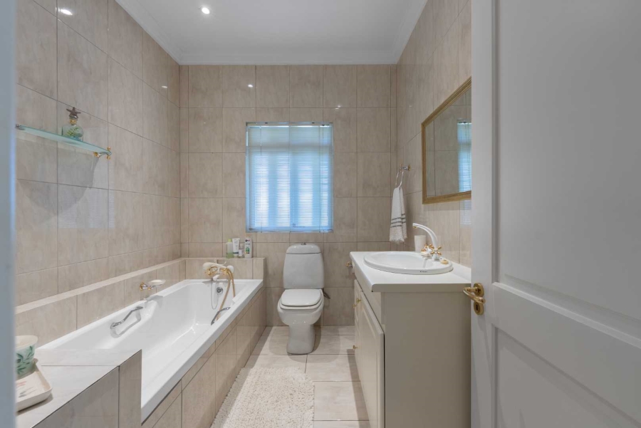 5 Bedroom Property for Sale in Stellenbosch Farms Western Cape